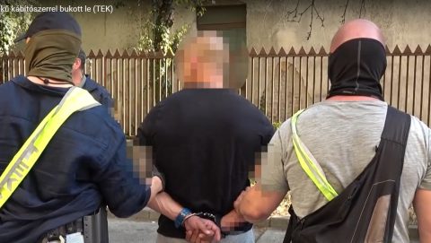 TEK-esek csaptak le egy drogkereskedőre Budapesten, 70 millió forintnyi marihuána volt a bérelt raktárában