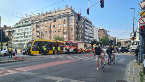 Villamos és autó ütközött Budán