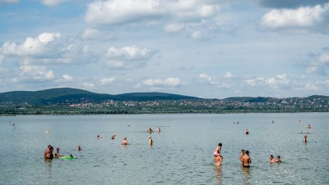 Lezártak egy strandot a Velencei-tónál