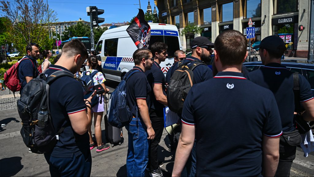 Kocsikkal vonulnak át a szésőjobbosok a Szabadság hídhoz