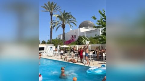 Székkel ütöttek ki egy nőt egy medenceparti verekedésben, Ibizán