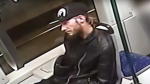 Megvertek és kiraboltak két fiatalt a 6-os villamoson – egy megvan, a másik támadót még keresik