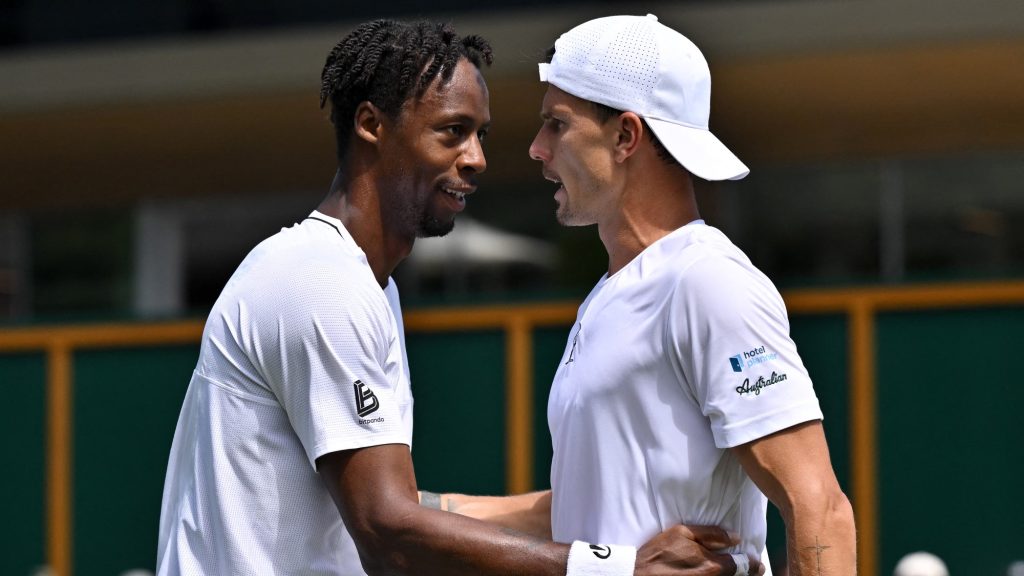 Fucsovicsot állva ünnepelték, miután kétnapos meccsen verte a közönségkedvencet Wimbledonban