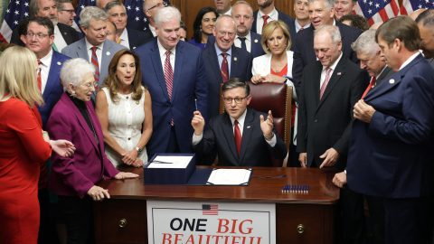 Az amerikai képviselőház megszavazta Trump Nagy Csodálatos Törvényét, amely miatt sokan elveszíthetik az egészségügyi ellátásukat