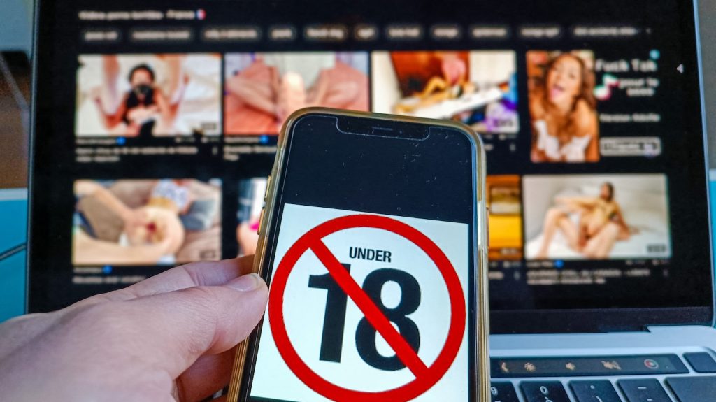 Hatezer brit pornóoldal ellenőrzi a felhasználók életkorát a hétvégétől