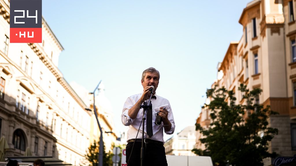 Hadházyék zsinórban tizenhatodszorra tüntettek Budapesten