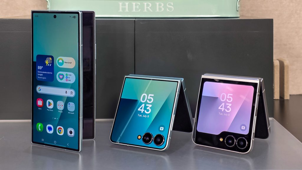 A Samsung bemutatta az első, a korábbinál 100 ezerrel olcsóbb hajlítható kijelzős FE mobilját