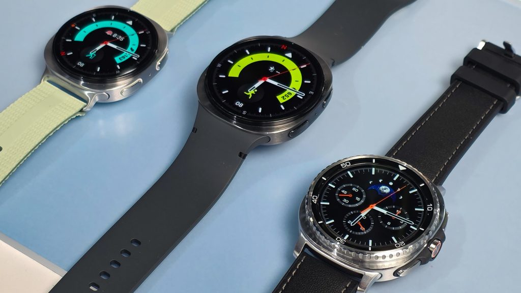 Három új okosórát mutatott a Samsung, nem hiányzik közülük a forgatható lünettás változat