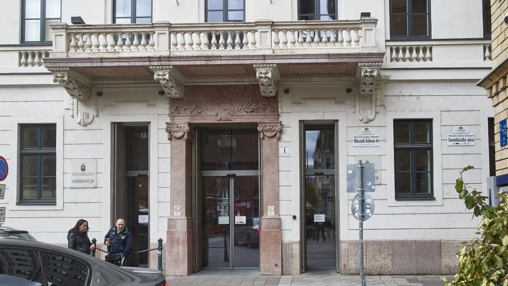 Fegyelmi indult a Pázmányon három pszichológus ellen, mert azt írták, hogy a szeretetteljes család fontosabb a gyereknek, mint a szülők neme