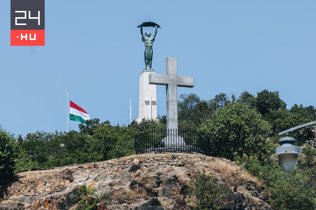 Mégis kereszt került a Gellért-hegyi Szabadság-szobor talapzatára