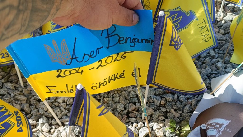 Zászlót helyeztek el az Ukrajnában elesett Aser Benjamin emlékére a kijevi Majdanon
