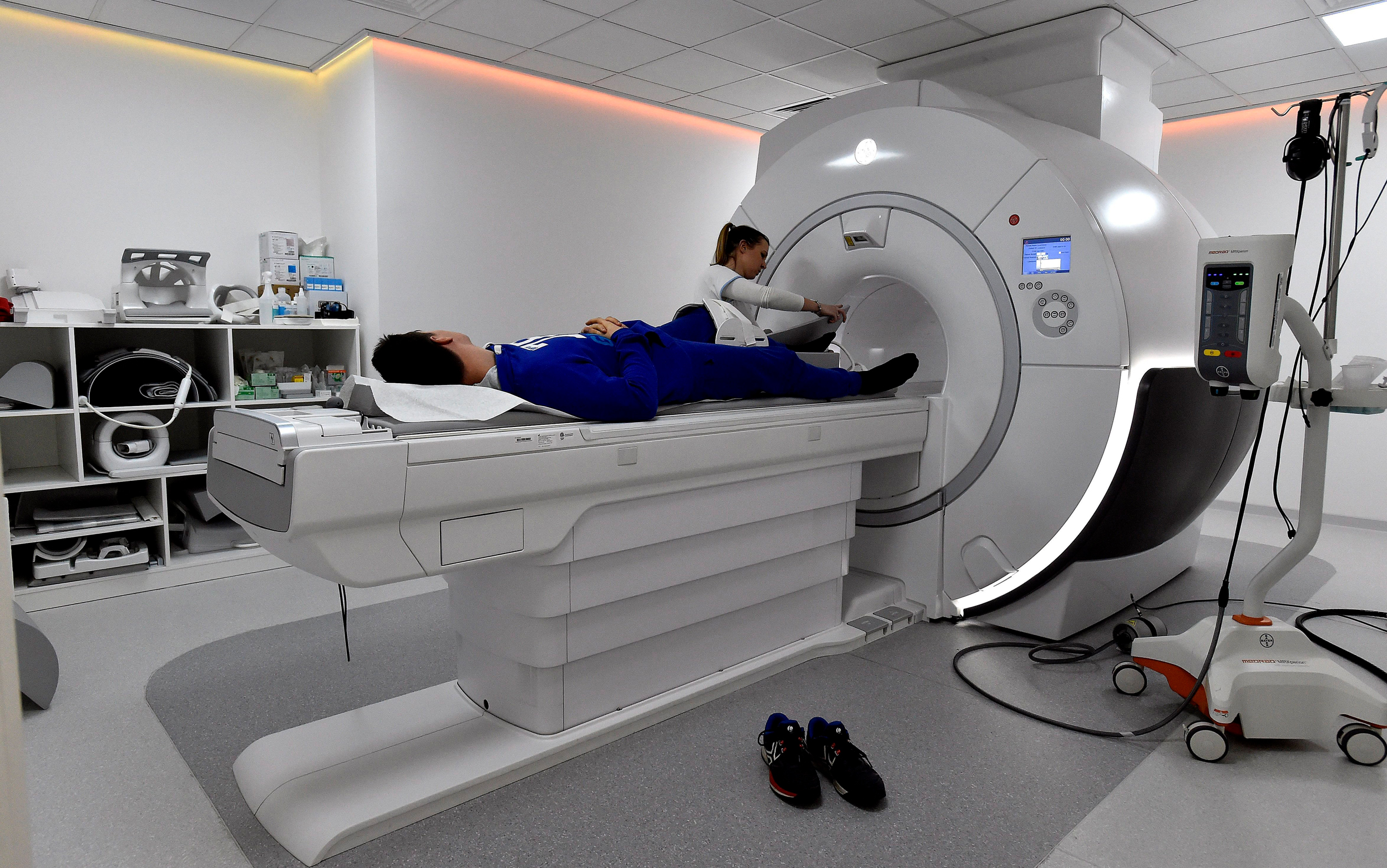 „Sajnáljuk, ami történt” – a diagnosztikai cég szerint egyedi eset volt, hogy hosszú sor várakozott a kánikulában vizsgálati időpontokért 2