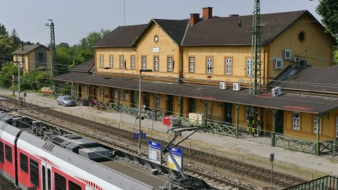 Már megint fennakadás van a győri fővonalon, az utasok hosszabb menetidővel és pótlóbuszokkal számolhatnak