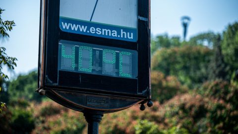 Forró, lezárt autóban hagytak egy négy hónapos babát Várpalotán