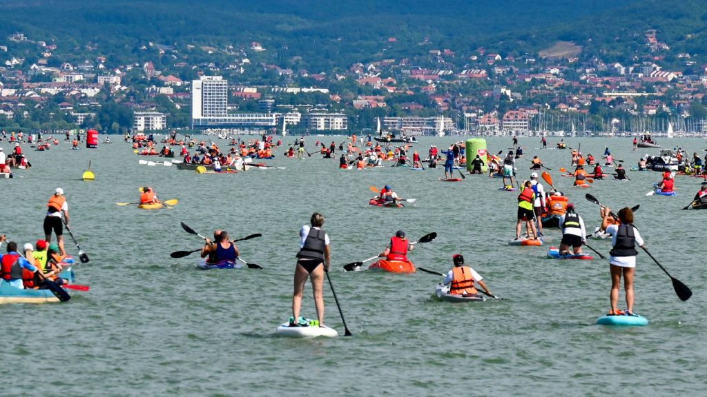 Bő félóra alatt átevezte a Balatont a győztes egység