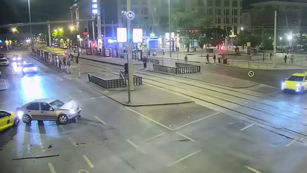 Autós üldözés Budapesten: videó rögzítette, amint a rendőrök elől menekülő ámokfutó telibe talált egy taxist