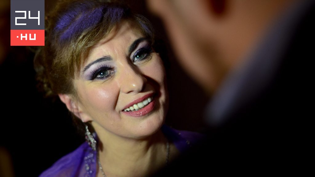 Kiszel Tünde menyasszonyként köszöntötte a júliust