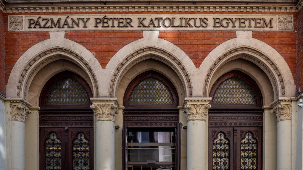 Nem rúgják ki azokat a pszichológus oktatókat, akik ellen egy Pride-ról szóló cikk után fegyelmi indult a Pázmányon