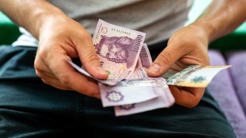 Tesztelte a forint a 399-es szintet