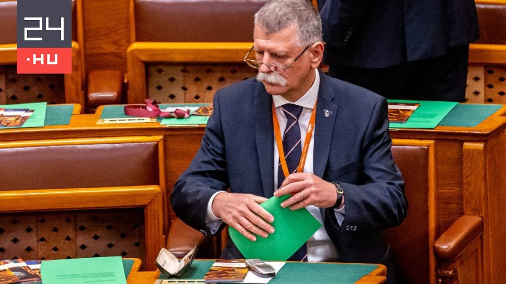 Kövér László kitiltása után is bünteti Hadházyt