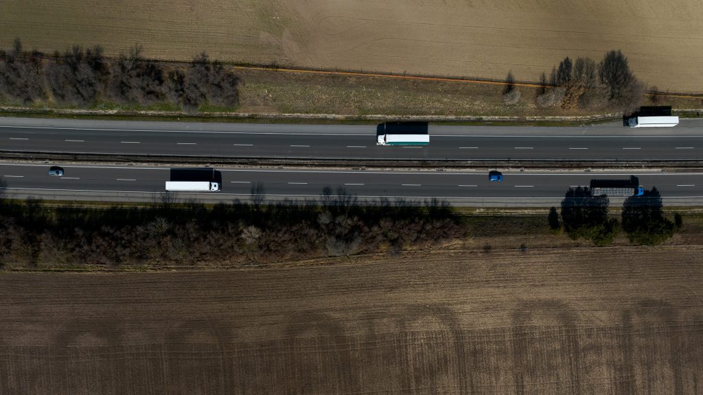 Energiaelnyelő védte meg a tragédiától a munkásokat és az autósokat az autópályán
