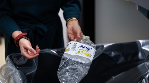 Leütöttek egy gyereket, hogy megszerezzék a visszaváltható palackjait