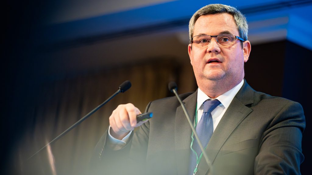 „Nettó hazugság a szentesi műtők engedélyének visszavonása” – Takács Péter cáfolta Magyar Pétert