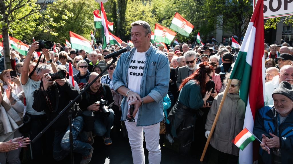 Bayer szerint „„kígyóvállú kis sz…rjancsik” a kritikus rapperek és a mocskos fideszező fiatalok