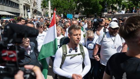 Magyar Péter: Egészen szánalmas, ahogy Orbán budai úrigyerekezik