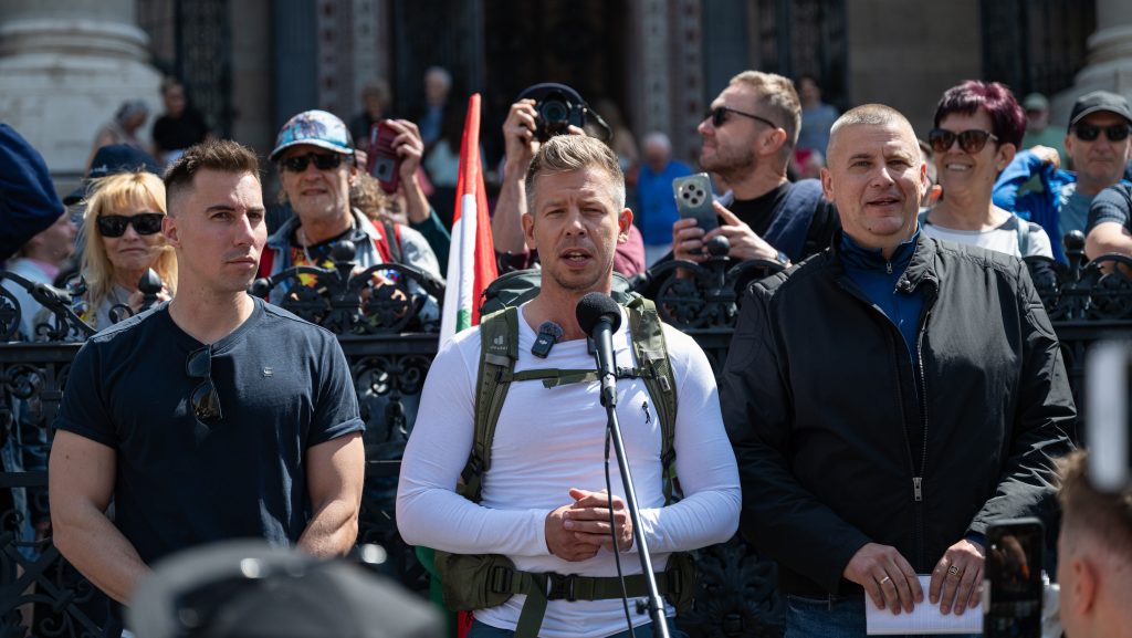 „Miniszterelnök elvtárs, ki kellene már bújni a nők szoknyája mögül” – Magyar reagált az Orbán-interjúra