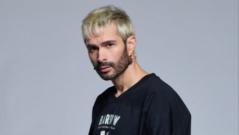 „Jólelkű kis ember ez!” – ByeAlex levideózta a csomagolt csirkét sirató barátnőjét