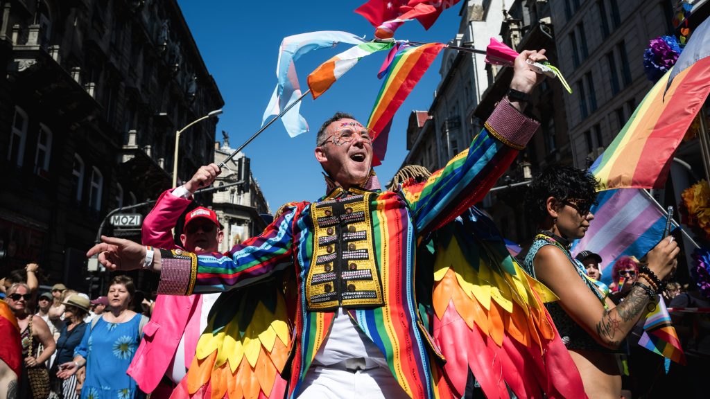 Miért férhet bele a Hunyadi leszbikus jelenete annak, aki a Pride-on vonuló férfiakat felháborítónak tartja?