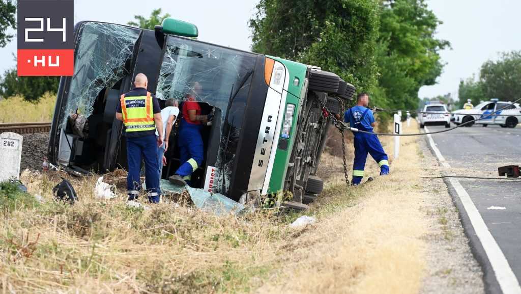 Ukrán gyerekek utaztak a Kunszentmártonnál árokba borul buszon