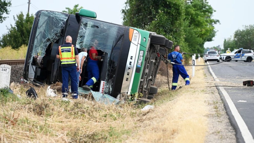 Kunszentmártoni buszbaleset: gyanúsítottként hallgatták ki a sofőrt, aki azt állítja, a felkelő nap vakította el a szemét