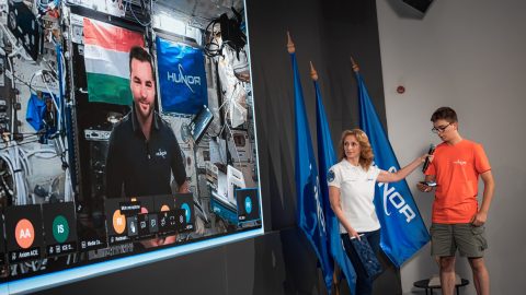 „Itt, a világűrben semmi nem adott az emberi élethez” – középiskolások kérdéseire válaszolt Kapu Tibor az űrből