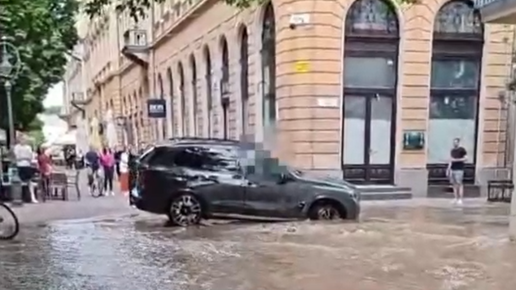Beomlott a talaj egy BMW alatt Debrecenben