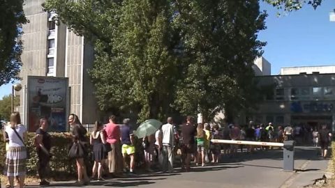 Órákig várakoztak a betegek a tűző napon a győri kórháznál, hogy időpontot kapjanak MR- és röntgenvizsgálatra
