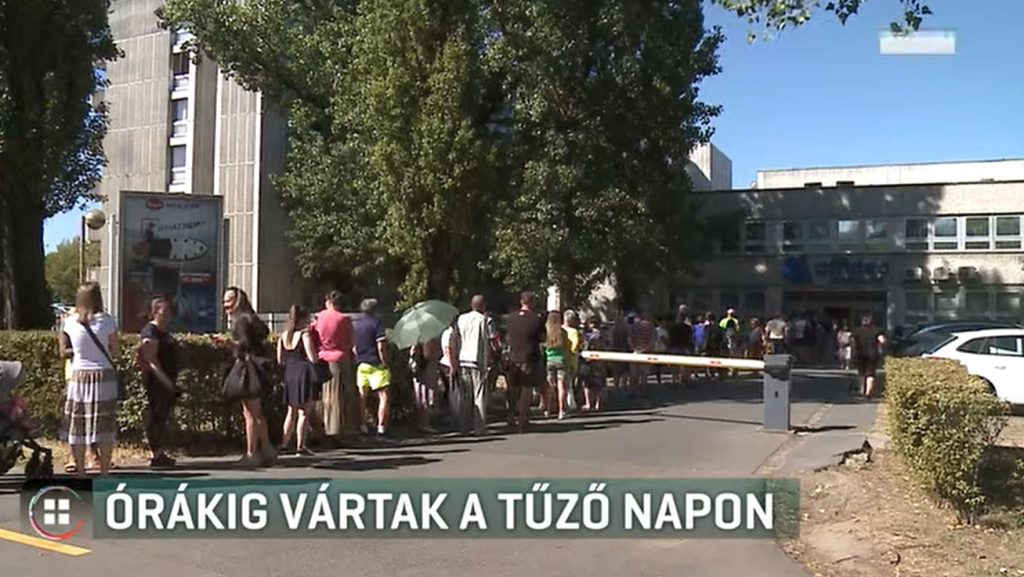 Órákig várakoztak a betegek a tűző napon a győri kórháznál, hogy időpontot kapjanak MR- és röntgenvizsgálatra