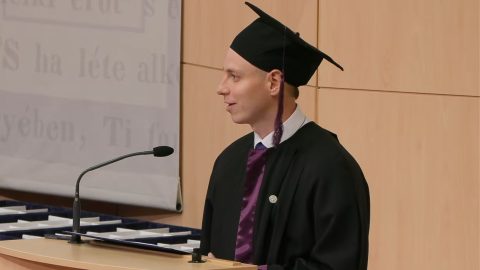 „Sok esetben már nem is az orvosbér a fő motiváló erő” – mondta lapunknak az egészségügyi rendszert a diplomaosztóján kritizáló végzős hallgató