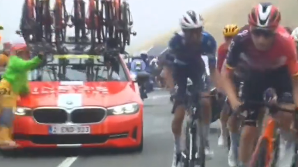 Elütött egy nézőt a Tour de France egyik csapatának autója