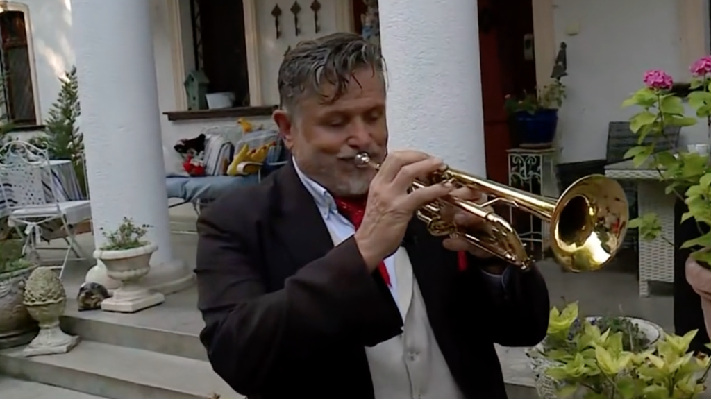 Galambos Lajos piros nyakkendőben, trombitaszóval búcsúzott Schmuck Andortól