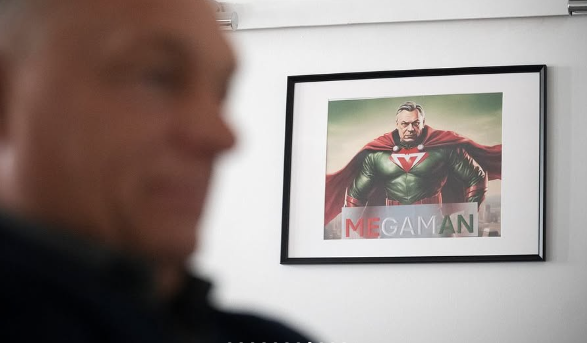 Különös kép van kifüggesztve egy Orbánnak kinéző szuperhősről a Fidesz Press irodájának falán 1