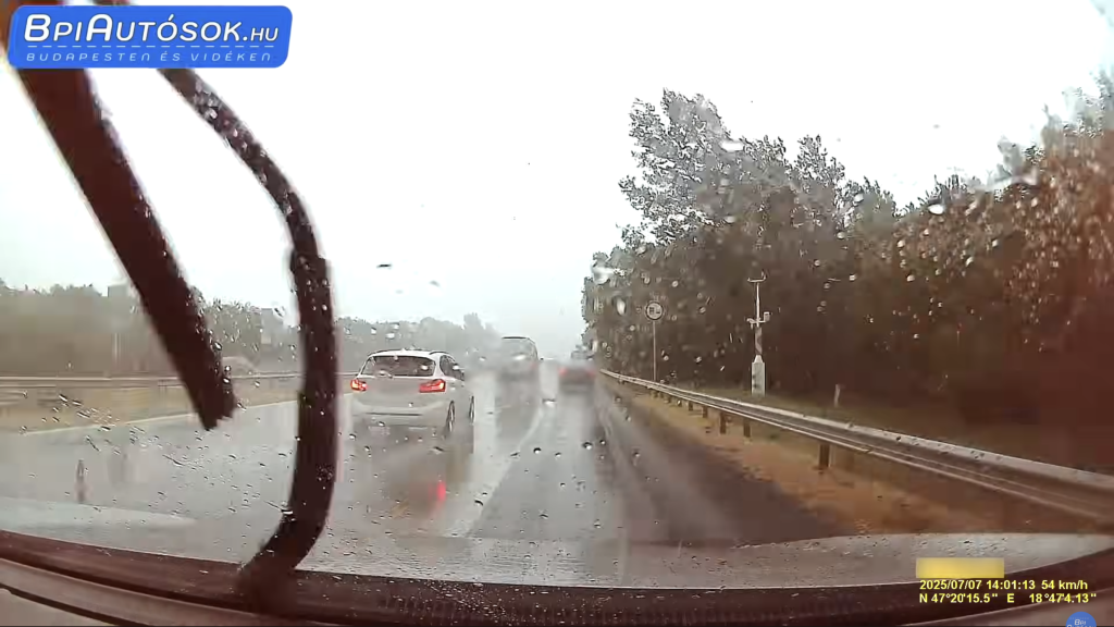 Menet közben dőlt rá egy fa egy autóra az M7-esen – videó