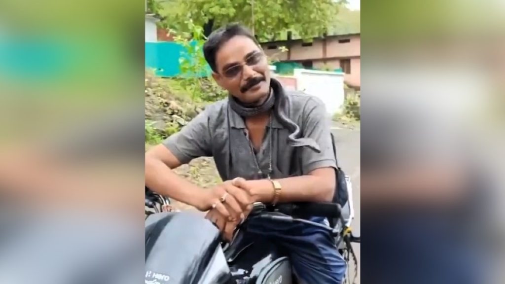 Kígyóval a nyakában motorozott haza, belehalt az indiai kígyóbefogó – videó