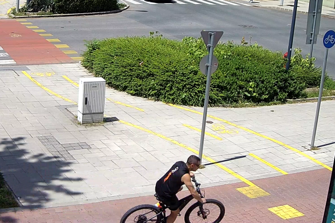 Megrángatta a rádudáló autóst egy bringás Kaposváron, még az ablaküveget is kitörte 1