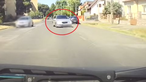 Szabálytalan előzés után kis híján frontálisan ütközött a Mercedes egy kétéves kislányt szállító autóval – Videó