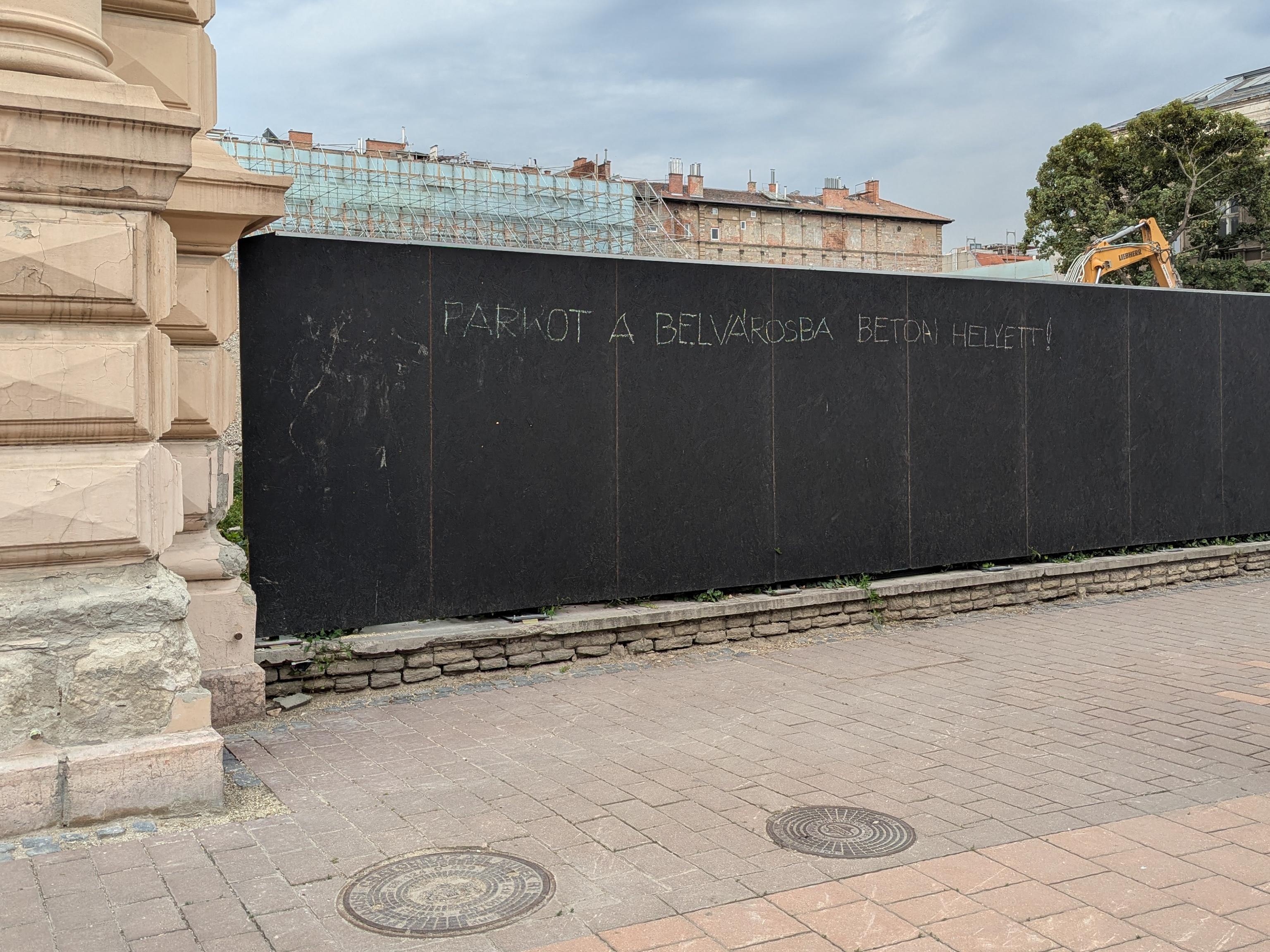 Szokatlan hatósági bejárás volt a Rádió egykori területén: a lakók, illetve kerületi vezetők csak egy irodakonténerig jutottak 2