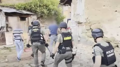 „Rendőrség számára belépni tilos! Csak bírósági végzéssel!” – kommandósok csaptak le a többgyermekes házaspárra