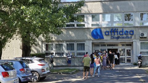 „Sajnáljuk, ami történt” – a diagnosztikai cég szerint egyedi eset volt, hogy hosszú sor várakozott a kánikulában vizsgálati időpontokért