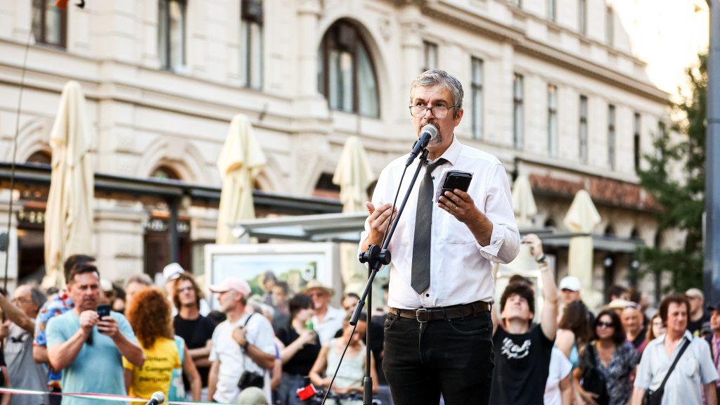 Az ellenzék a Pride-dal nevetségessé tette a hatalmat – Hadházyék tizenhatodszorra tüntettek